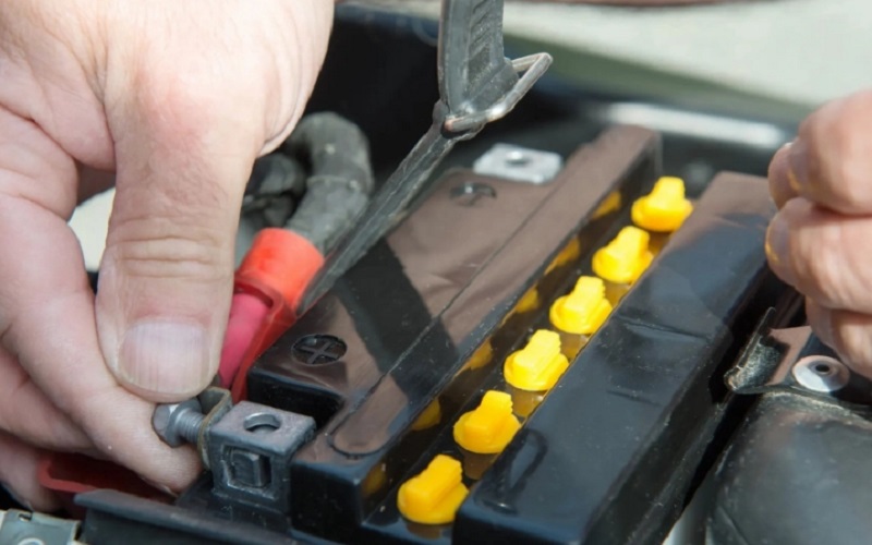 Do bình ắc quy bị hỏng khiến cho xe máy đề khó nổ 