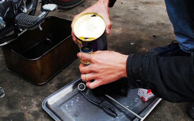 Do sử dụng nhớt quá đặc khiến cho xe máy khó đề nổ