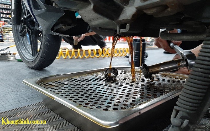 Xả sạch nhớt cũ để không làm ảnh hưởng đến chất lượng nhớt mới